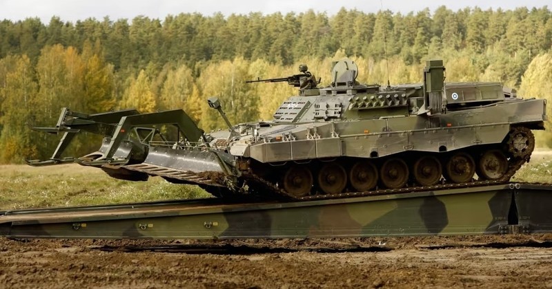 Xe pha min Leopard-2R Phan Lan vien tro cho Ukraine 