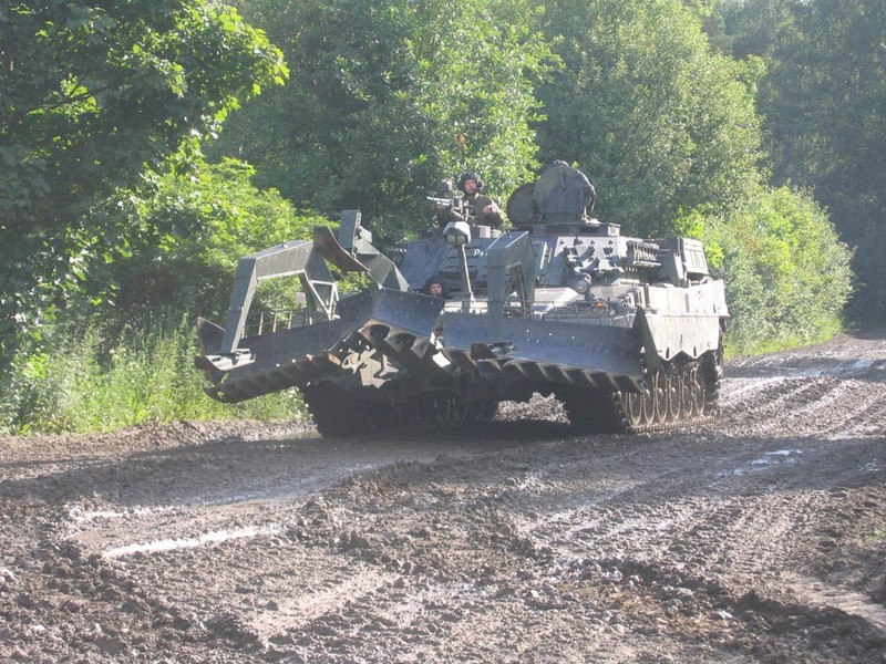 Xe pha min Leopard-2R Phan Lan vien tro cho Ukraine 