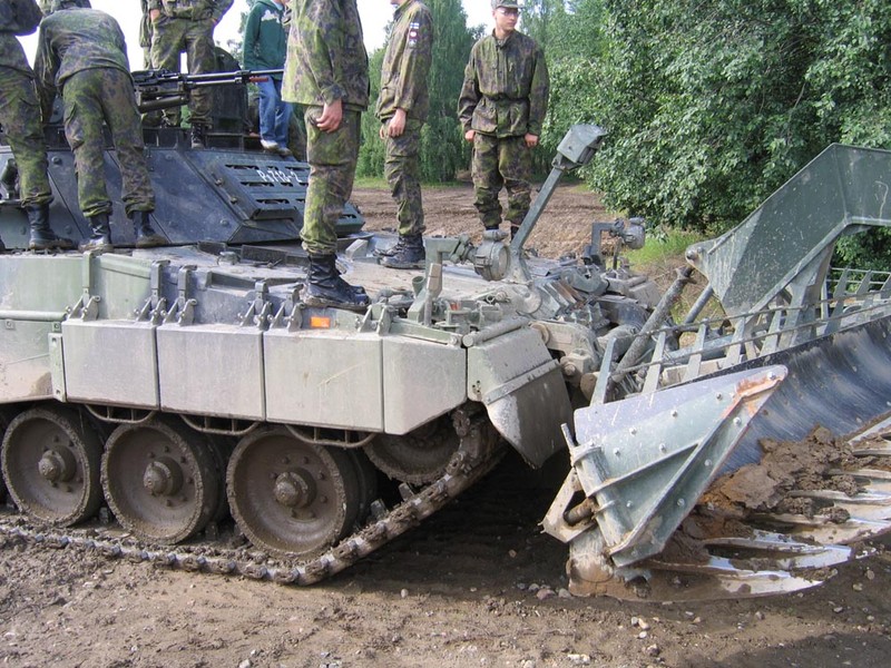 Xe pha min Leopard-2R Phan Lan vien tro cho Ukraine 