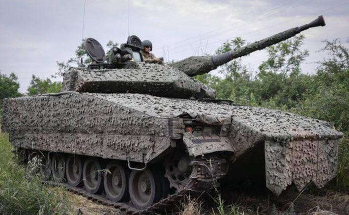 Ukraine trang bi xe chien dau bo binh CV90 voi hoa luc rat manh-Hinh-2