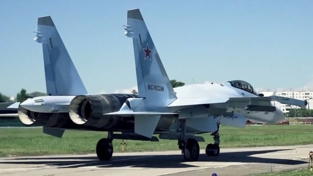 Lieu Su-35 cua Nga co som gap F-16 tren bau troi Ukraine?-Hinh-3