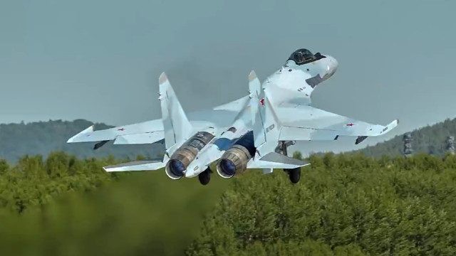 Lieu Su-35 cua Nga co som gap F-16 tren bau troi Ukraine?