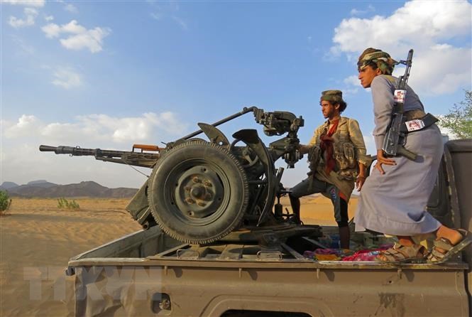 Choang voi gian vu khi duyet binh cua dan quan Houthi o Yemen-Hinh-12