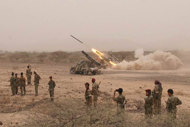 Choang voi gian vu khi duyet binh cua dan quan Houthi o Yemen-Hinh-5