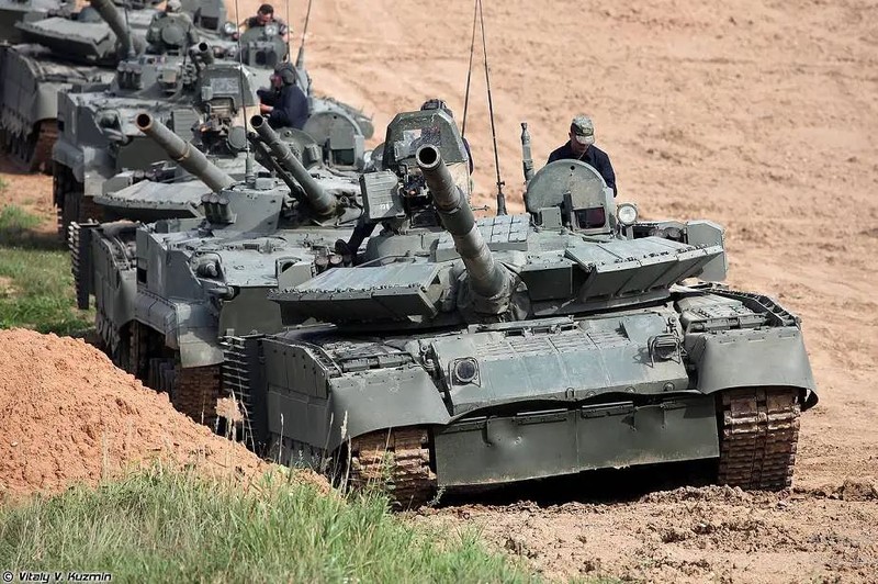 Xe tang T-80BVM “san xuat loat” cua Nga tham chien tai Ukraine-Hinh-10