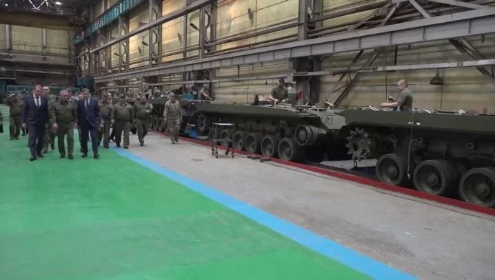 Xe tang T-80BVM “san xuat loat” cua Nga tham chien tai Ukraine-Hinh-3