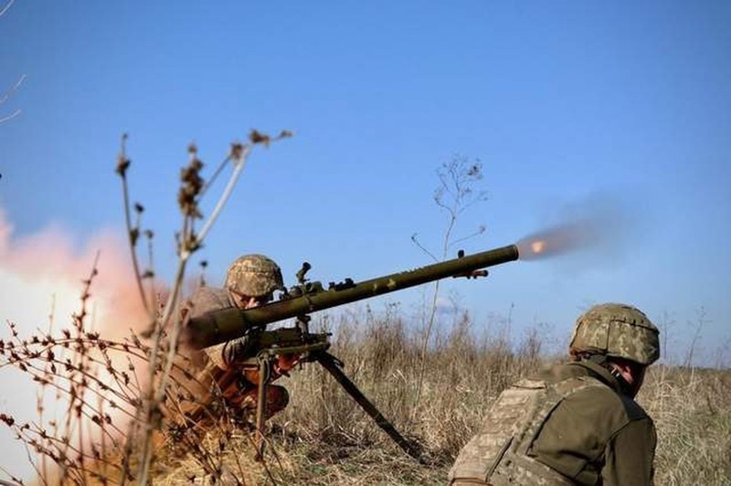 Avdiivka bi tan cong tu ben suon, Ukraine tang cuong vien quan