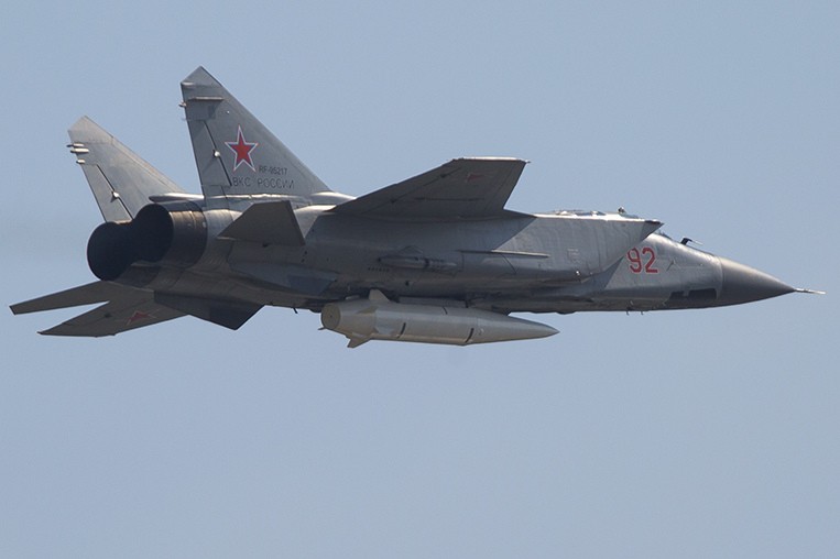 Tai sao Ukraine lo so khi MiG-31K mang ten lua Kinzhal cat canh?-Hinh-3