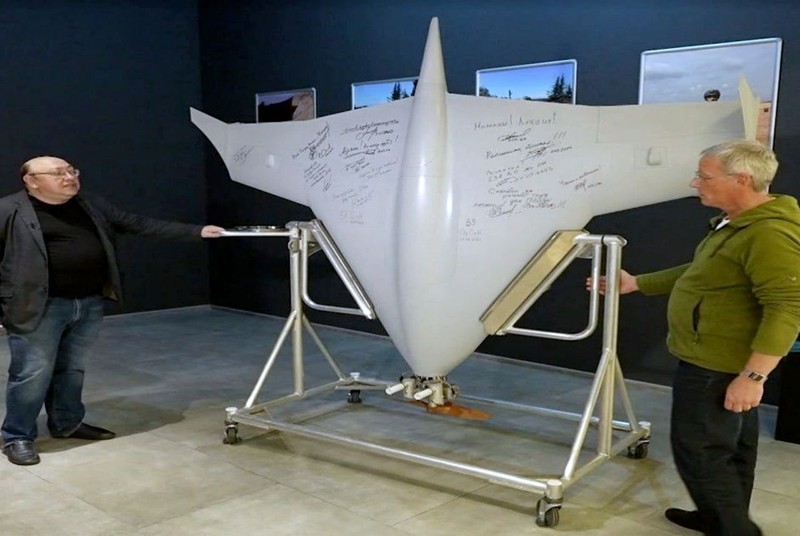 Cach UAV Lancet moi cua Nga doi pho voi HIMARS-Hinh-19