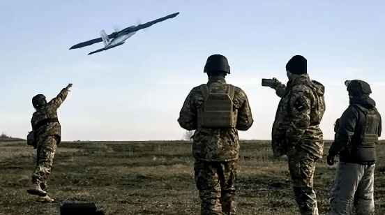 Vu khi phuong Tay bat luc, Ukraine chi con cach dung UAV-Hinh-3