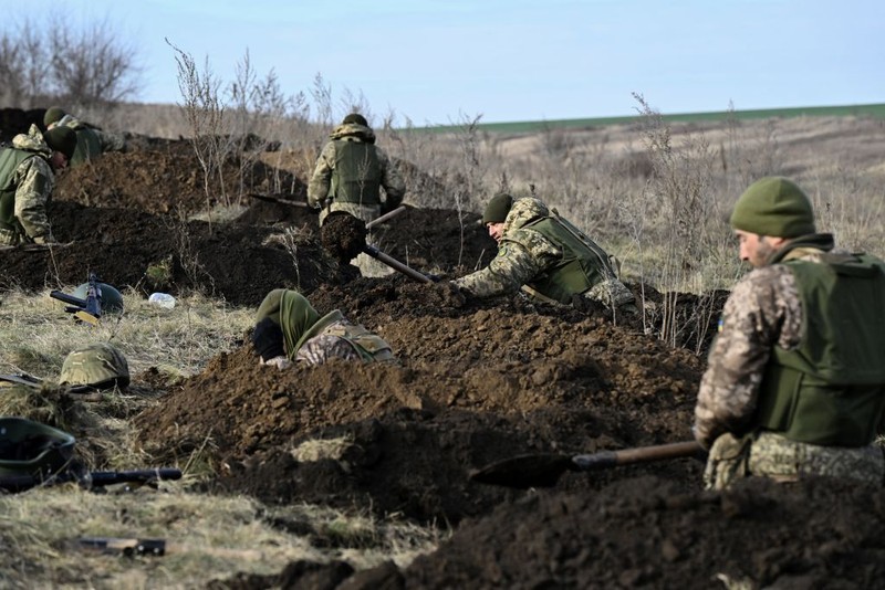 Quan Ukraine so hai truoc don tan cong cua Khong quan Nga-Hinh-9