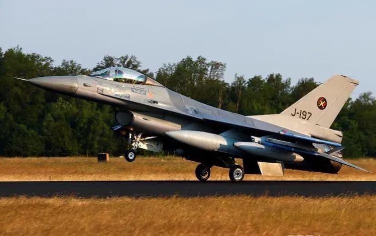 Phi cong Ukraine noi lai F-16 giong nhu tu Nokia cu len iPhone-Hinh-8