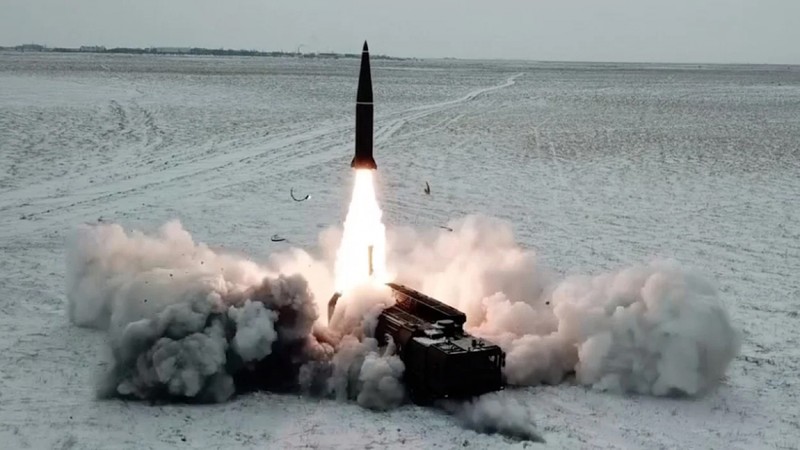 Tai sao ten lua Iskander cua Nga “vo” duoc HIMARS khi dang co dong?-Hinh-17