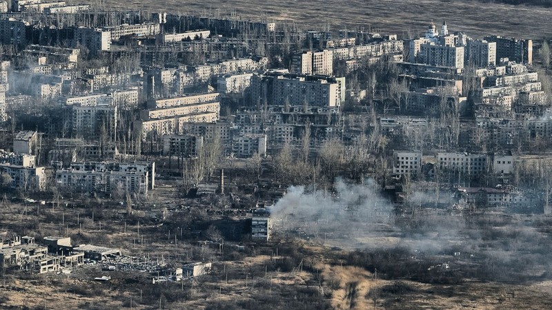 Nga dung chien thuat “lam co” bang bom chum o Ukraine