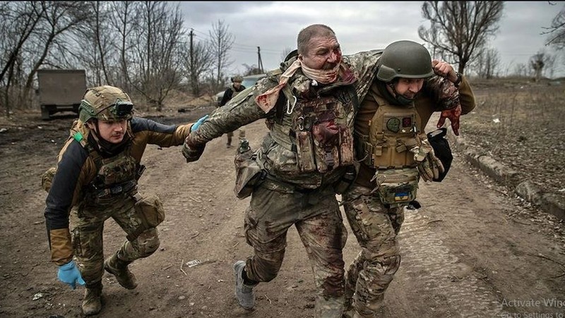Chien truong Ukraine nong ruc, Nga hoi sinh “vua bom” de danh lon