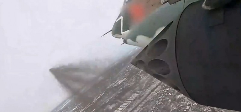 Phong khong Ukraine te liet, Su-25 cua Nga lap tuc xuat kich-Hinh-7