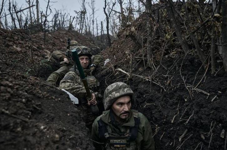 Quan Ukraine vut bo cong su, rut lui o at o phia tay Avdiivka-Hinh-16
