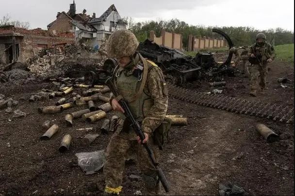 Buoc ngoat tren chien truong Donbass, quan Ukraine lien tiep rut lui-Hinh-4