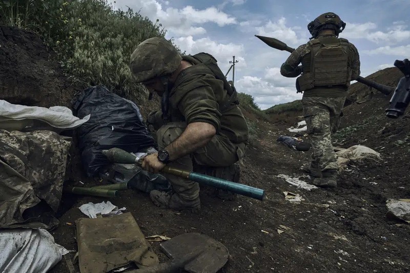 Quan chu luc Ukraine tiep vien cho Kharkov, Nga su dung phao nhiet ap-Hinh-3