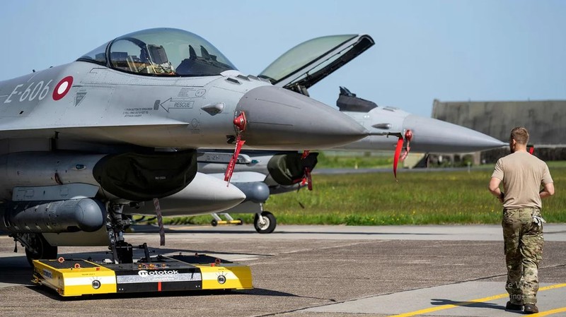 Tuong Ba Lan: Ukraine dung voi dung F-16, no khong phai vu khi than ky-Hinh-11