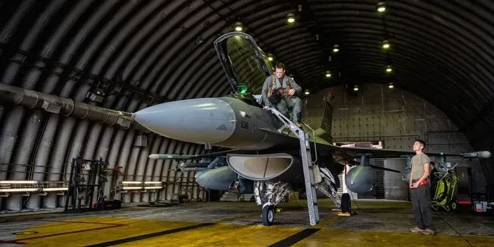 Tuong Ba Lan: Ukraine dung voi dung F-16, no khong phai vu khi than ky-Hinh-8