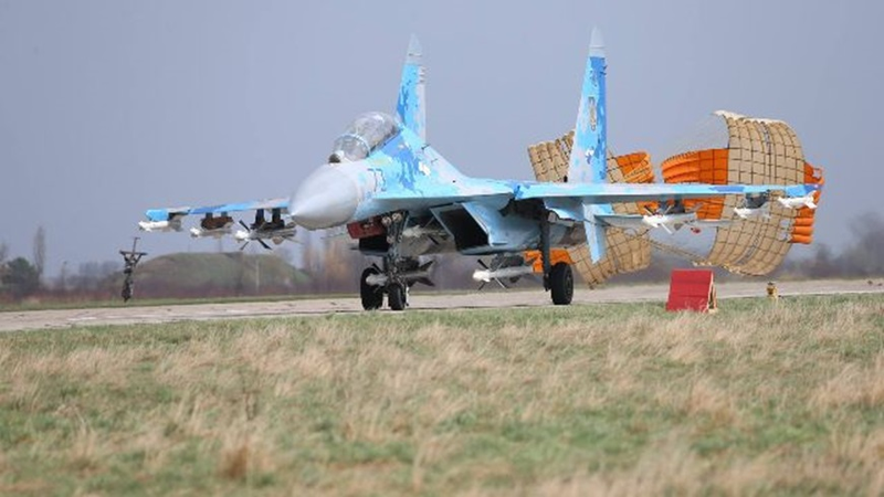 Ngay ton that cua Khong quan Ukraine, 7 chiec Su-27 bi tan cong-Hinh-17