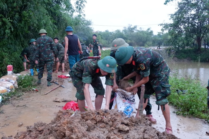 Truong Si quan Chinh tri giup xa Dong Truc chong lu song Tich Giang