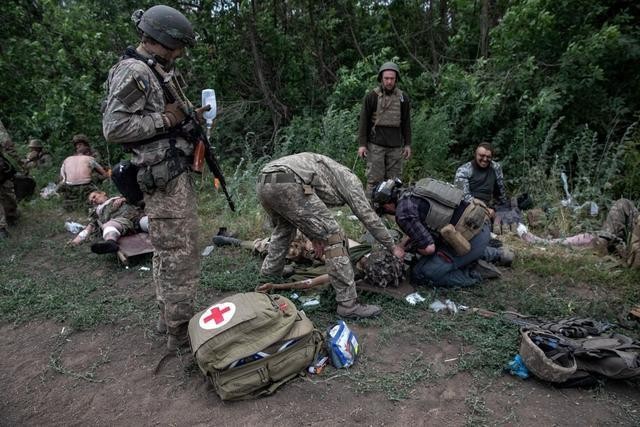 19.000 linh Ukraine dao ngu khoi chien truong, Nga “tuong ke, tuu ke”-Hinh-9