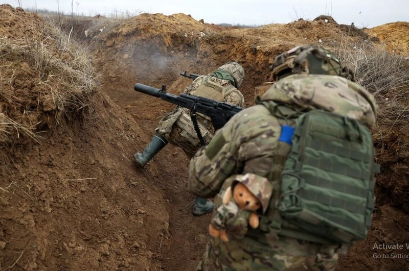 Nga pha cau o Pokrovsk, ba lu doan Ukraine bi bao vay-Hinh-15