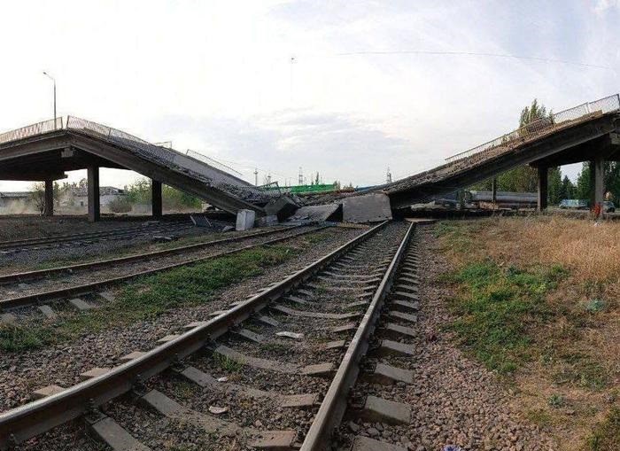 Nga pha cau o Pokrovsk, ba lu doan Ukraine bi bao vay-Hinh-2