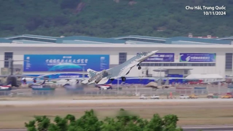 Giai ma bi mat “tang hinh” cua Su-57 qua trien lam Chu Hai-Hinh-4