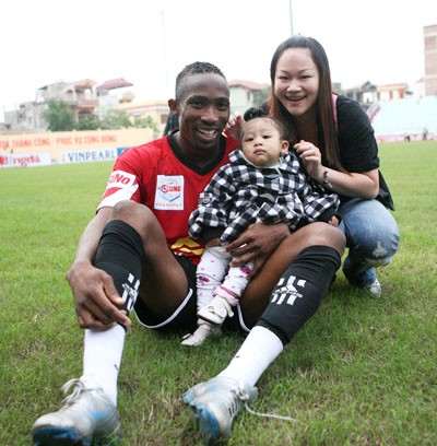 Cau thu ngoai ỏ V.league dua nhau lam re Viet-Hinh-2