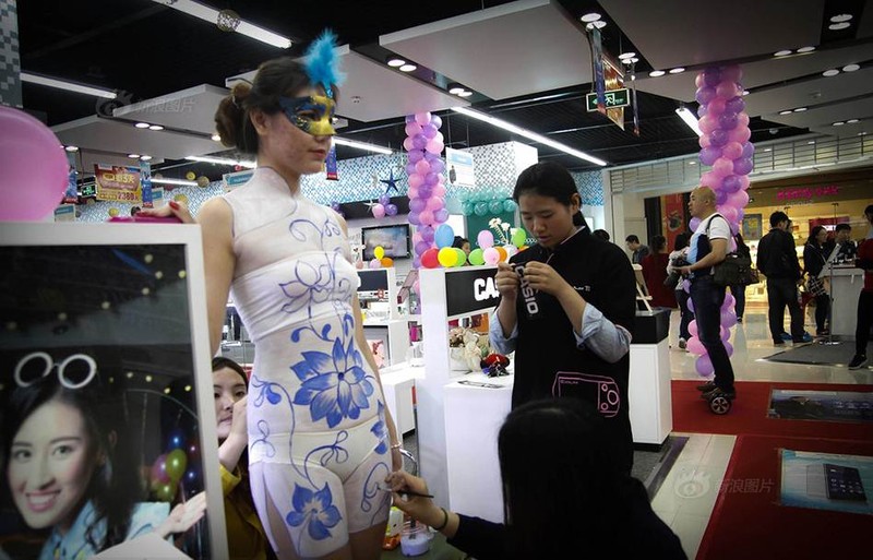 Chuyen nghe day kho cuc cua mau nu body painting