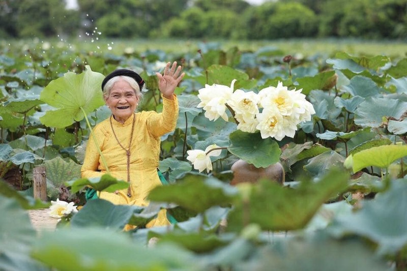 Cu ba 90 tuoi nhuom rang den chup anh sen cuoi toa nang ai nhin cung 