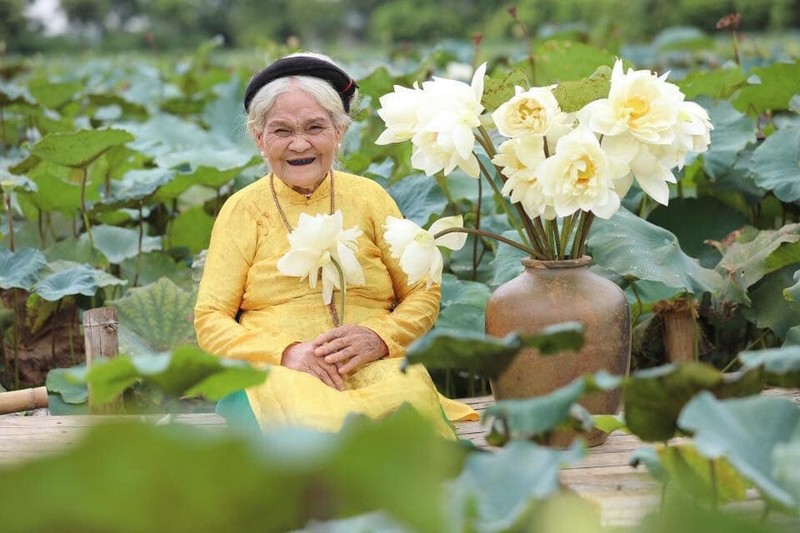 Cu ba 90 tuoi nhuom rang den chup anh sen cuoi toa nang ai nhin cung 