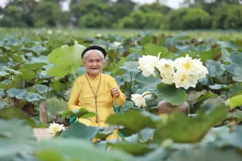 Cu ba 90 tuoi nhuom rang den chup anh sen cuoi toa nang ai nhin cung 