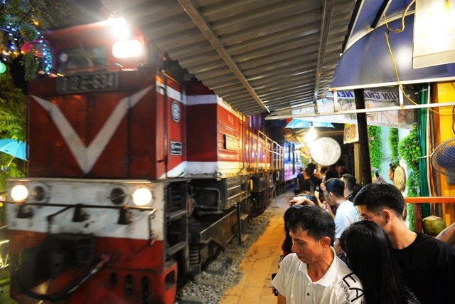 Cafe duong tau, tu diem an choi dep nhung day tiem tang nguy hiem-Hinh-4