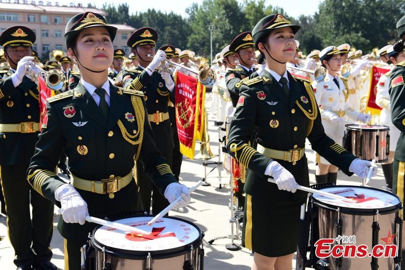 Giua rung quan nhan, nu binh si la diem sang trong le duyet binh-Hinh-8