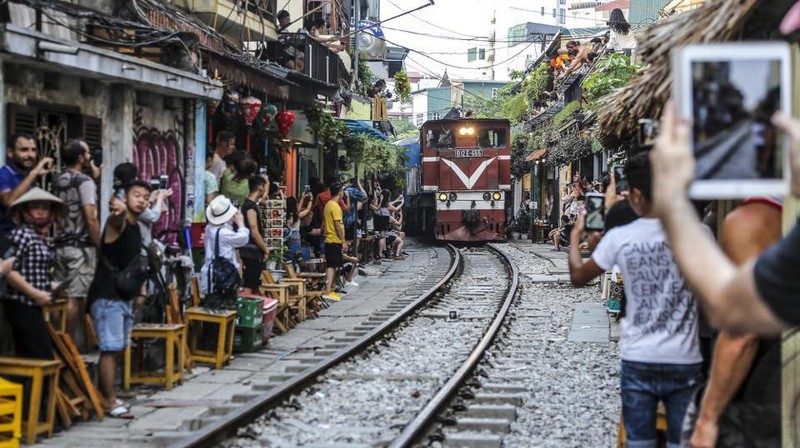 Ca phe duong tau Ha Noi: Chu quan “ca kiem” vai chuc trieu/ thang?