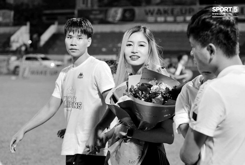 CLB Ha Noi FC vo dich, ban gai Van Dung voi va ve nuoc chung vui-Hinh-3