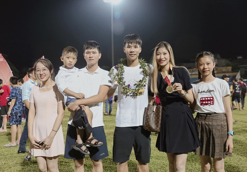 CLB Ha Noi FC vo dich, ban gai Van Dung voi va ve nuoc chung vui-Hinh-5