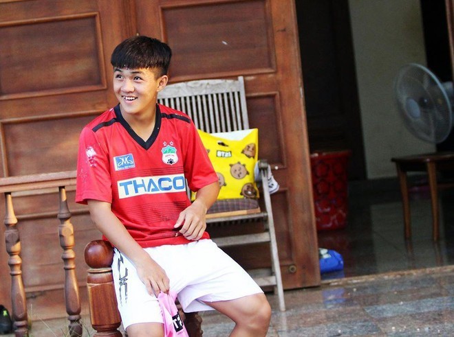 Chang cau thu U19 Viet Nam gay me nho guong mat “bung ra sua”-Hinh-3
