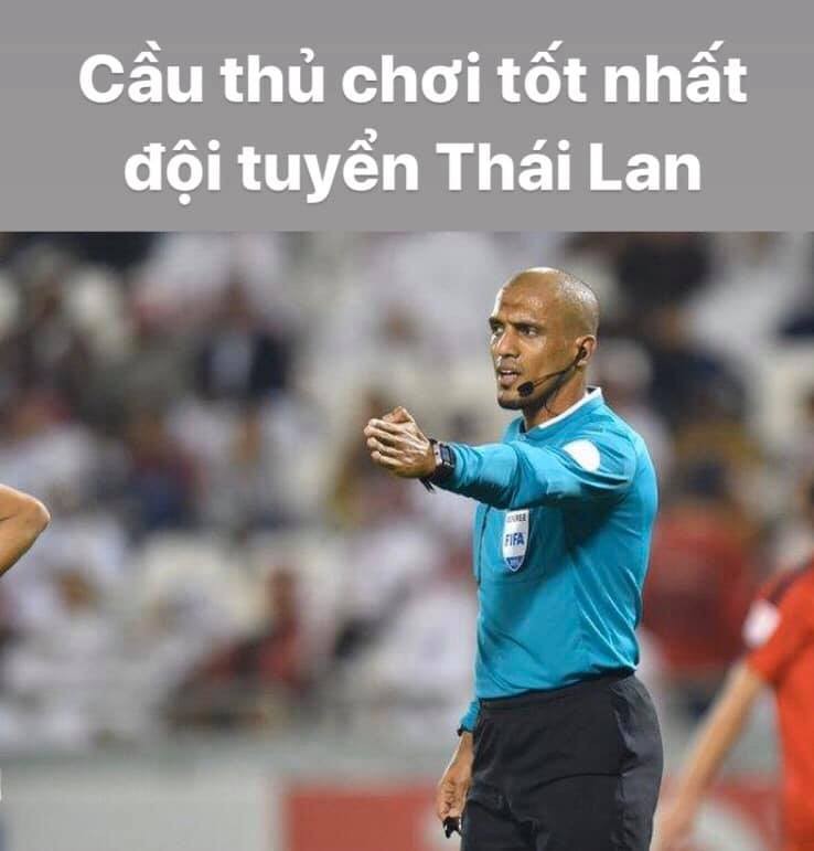 Phu nhan ban thang cua DT Viet Nam vao luoi Thai Lan, trong tai Oman bi nem da du doi-Hinh-2