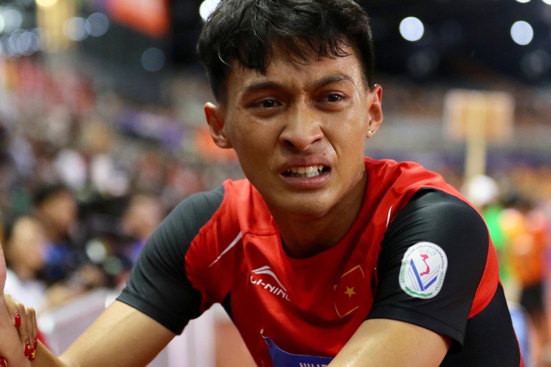 Danh tinh “chang trai vang trong lang mua quat” gay sot tai SEA Games 30-Hinh-3