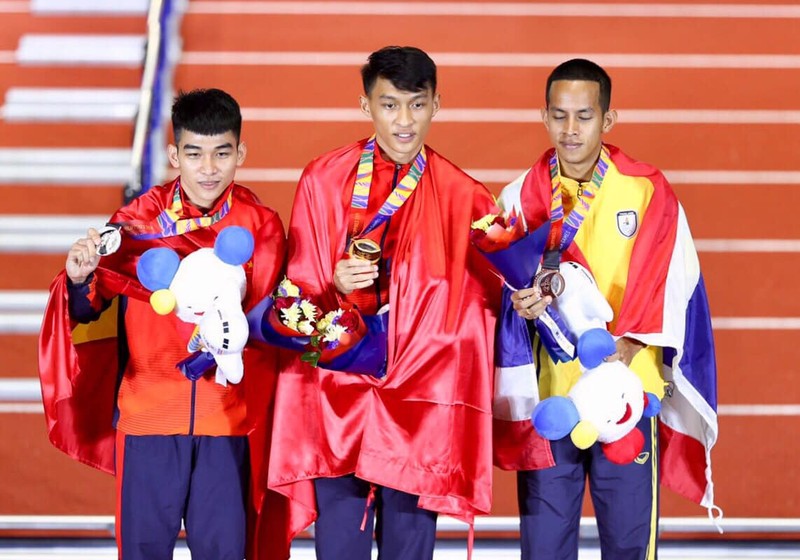 Danh tinh “chang trai vang trong lang mua quat” gay sot tai SEA Games 30-Hinh-5