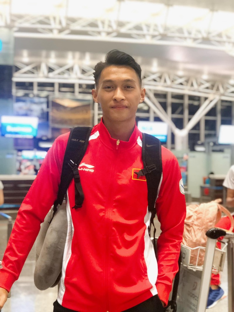 Danh tinh “chang trai vang trong lang mua quat” gay sot tai SEA Games 30-Hinh-8