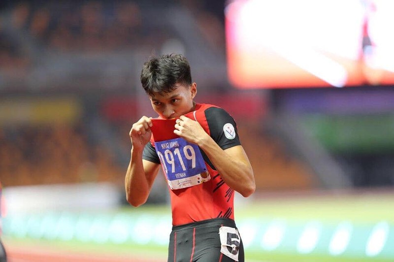 Danh tinh “chang trai vang trong lang mua quat” gay sot tai SEA Games 30