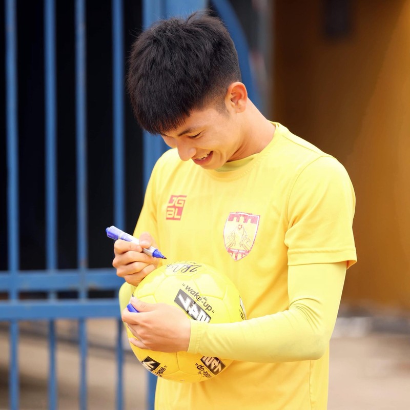 Soi doi tu chang cau thu co nu cuoi toa nang cua U23 Viet Nam-Hinh-2