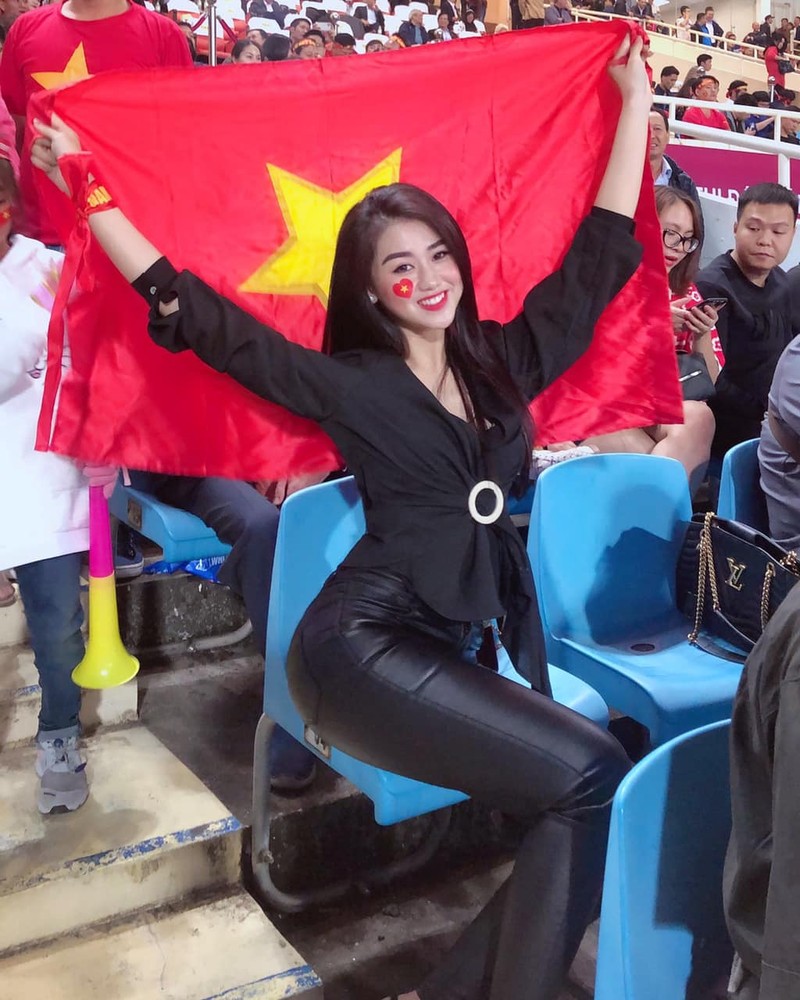 Ban gai cu lay chong, Tien Linh tha thinh hot girl World Cup cuc gat-Hinh-7