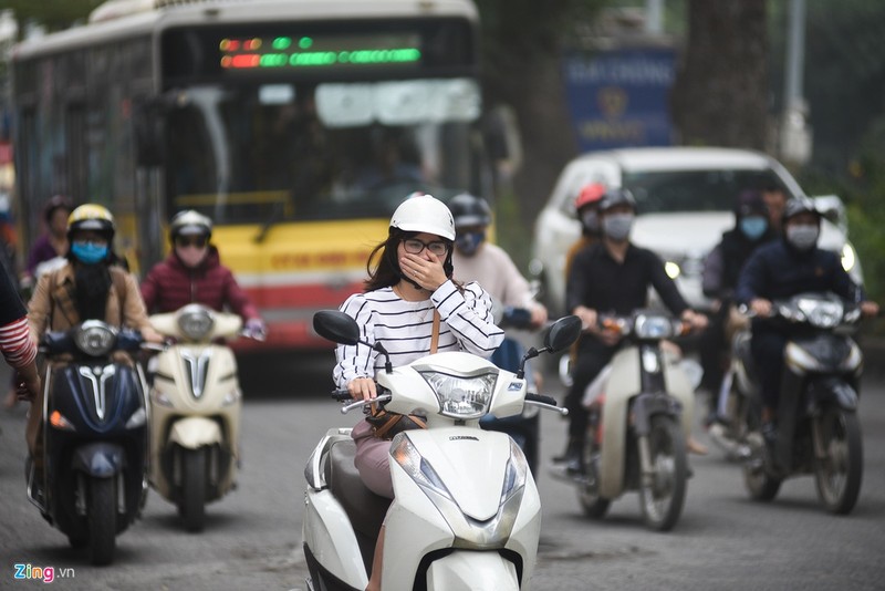 Can Tet, duong pho Ha Noi bi lat tung len sua chua, bui mu mit-Hinh-5